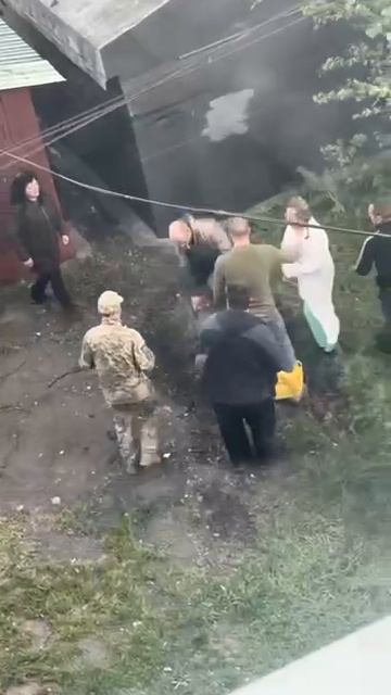 Жители Умани пытались отбить мужчину у людоловов, вступив с ними в схватку 2