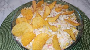 Салат с крабовыми палочками и чипсами
