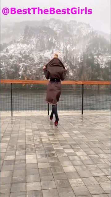 Великолепная блондинка в ботильонах на высоком каблуке на набережной озера
