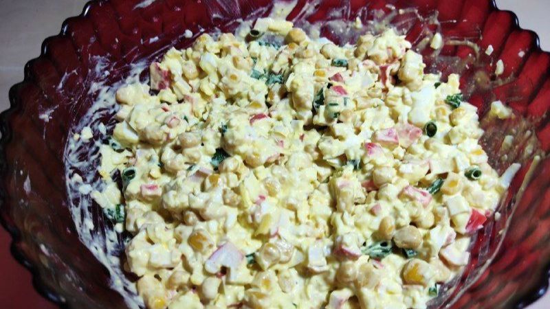 Простой и быстрый салат с крабовыми палочками и кукурузой смотреть онлайн