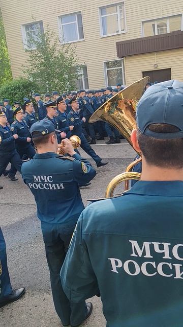 Оркестр на разводе личного состава Центра сопровождения операций особого риска Лидер МЧС 18.05.2026 смотреть онлайн