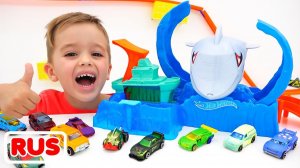 Влад и Никита играют с игрушечными машинками # Hot Wheels City