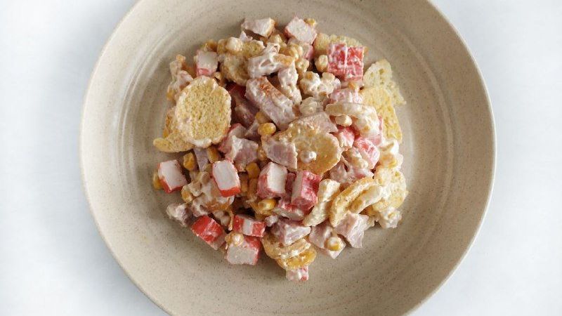 Пикантный салат из крабовых палочек с копченой курицей смотреть онлайн