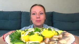 Мукбанг наивкуснейший картошка вареная с селедкой, зелень и огурцы. Еда вкуснота.