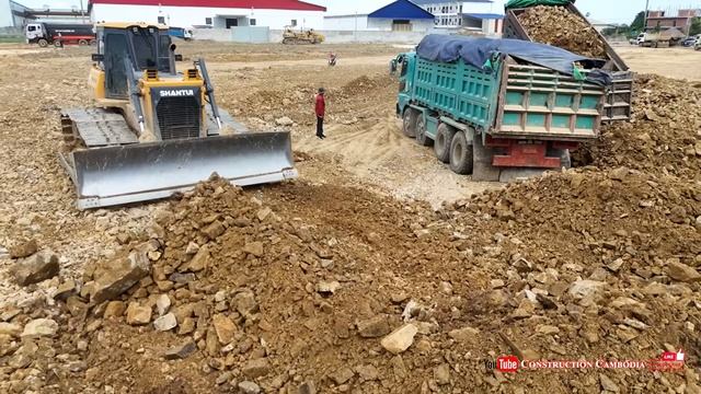 Amazing Bulldozer Clearing Deep Mud with Dump Trucks Filling Land Fast! смотреть онлайн