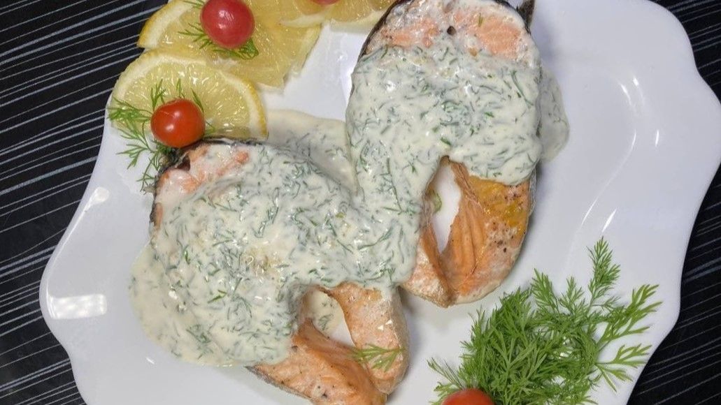 Ароматный лосось в лимонной смеси и сливочном соусе смотреть онлайн