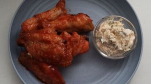 Яркое капрезе с куриными крылышками