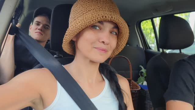Работаем на даче! Муж режет грядки, я сажаю томаты, сын помогает)))