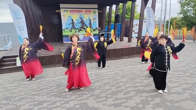 Двойной веер Даоинь Яншен Гун.Выступление на фестивале северной ходьбы Нордик-Дон 2026.