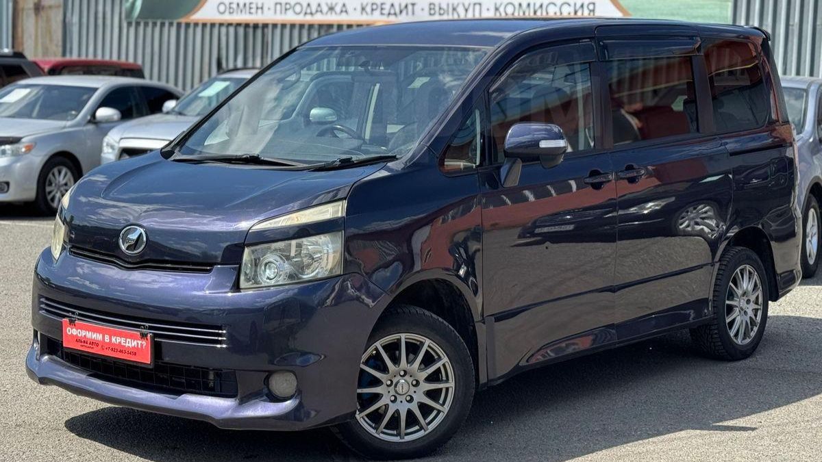 Toyota Voxy 2008 год