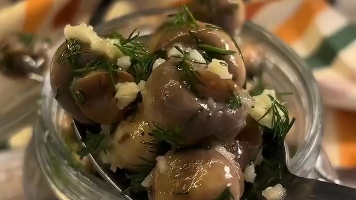 Маринованные ШАМПИНЬОНЫ...🍄🟫🫙😋
⠀