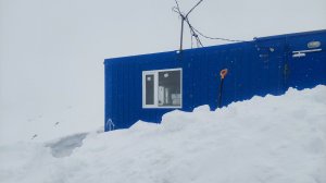 Группа Клуба 7 Вершин «Сутулые Псы» отдыхает перед выходом в ночь на штурм Эльбруса