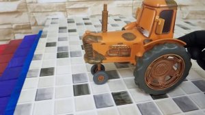 Disney Cars Toys ☆ Тачки съезжают с красочной лестницы прямо в бассейн Видео детям