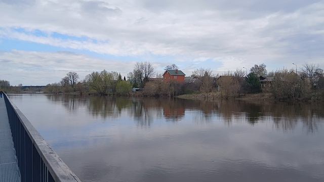 Идем по новой набережной реки Клязьма во время половодия в парке Меленки