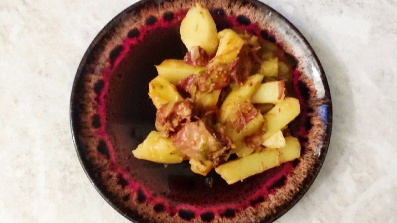 Сытный картофель с солеными огурцами и тушенкой смотреть онлайн