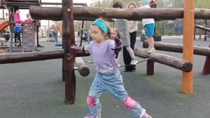 Мирослава учится кататься на роликах