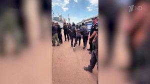 Министр национальной безопасности Израиля показал, как обращаются с задержанными.