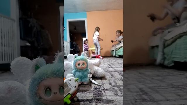 Как дети играют дома, когда на улице плохая погода
