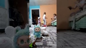 Как дети играют дома, когда на улице плохая погода