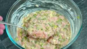Просто нарежьте КУРИНОЕ ФИЛЕ и добавьте ЗЕЛЕНЫЙ ЛУК ! Так вкусно, что готовлю два раза в неделю!