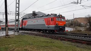 Двухэтажные поезда проезжает мимо