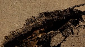 ЯМУ В АСФАЛЬТЕ НА 26 БАКИНСКИХ КОМИССАРОВ НЕ МОГЛИ ЗАДЕЛАТЬ ДВЕ НЕДЕЛИ