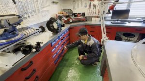 Обзор рабочего места с точильным станком