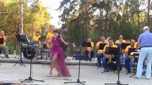 220 Диана Анкудинова в парке с оркестром - «Hit The Road Jack» (13.06.2014)