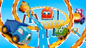 Машинки Мокас собирают гоночный трек 🏁🚗  | Для детей
