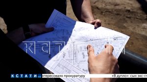 Коллектор, из‑за которого улицы и автомобили тонули в нечистотах, начали ремонтировать