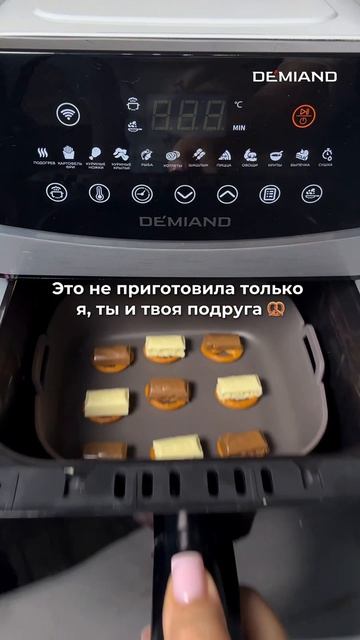 Понадобится шоколад и печенье брецель🥨