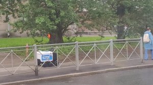 На улицах Петербурга тестируют беспилотную доставку.