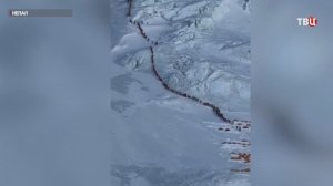 Альпинисты выстроились в очередь перед восхождением на Эверест