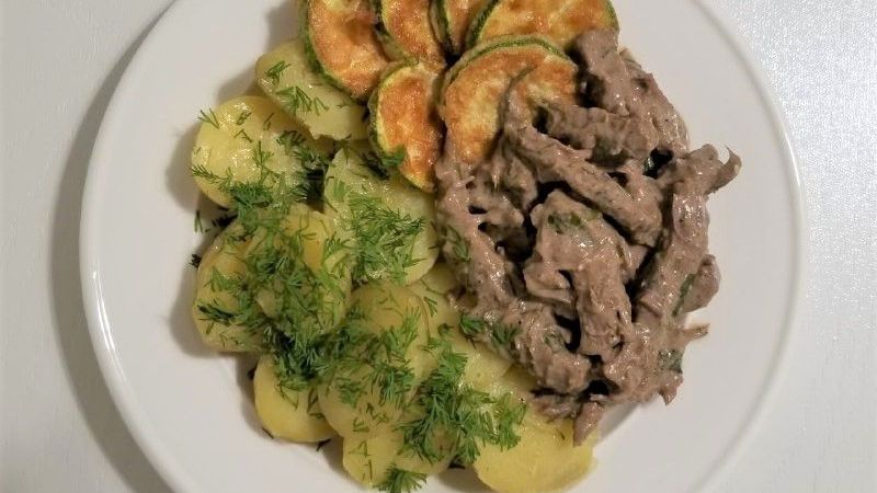 Душистое азу с картофелем, кабачком и соусом ткемали смотреть онлайн
