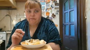 мукбанг сосед приходил в гости принёс блинчики