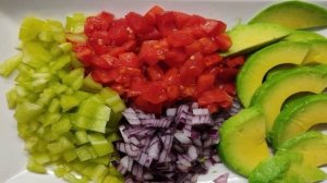 Вкусный салат с тунцом и авокадо