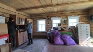Разбираю вещи в деревенском  доме!