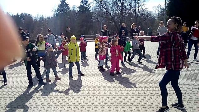 Санкт-Петербург. Репино. Первомай на площади пансионата Балтиец. Танцуем на улице. Дети в восторге.