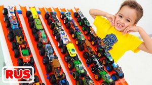 Влад и Никита играют с игрушечными машинками Hot Wheels