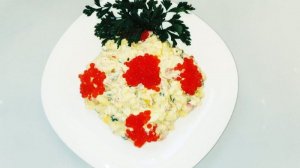 Деликатесный салат из крабовых палочек, кальмаров, грибов и ананасов