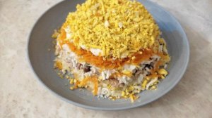 Радужный салат из скумбрии с овощами и кукурузой