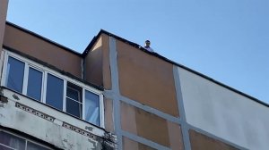 Появились кадры с места падения осколков БПЛА на дом в Тверской области.