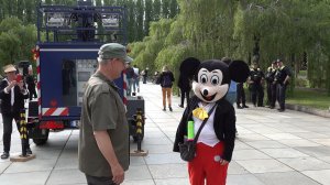 Mickey Maus und Ukraine-Ronald McDonald bei staatenlos.info am Tag des Sieges Berlin-Treptow 9.5.26