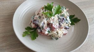 Яркий салат из крабовых палочек, фасоли и сыра