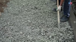 На улице Октябрьской продолжаются работы по благоустройству тротуара.