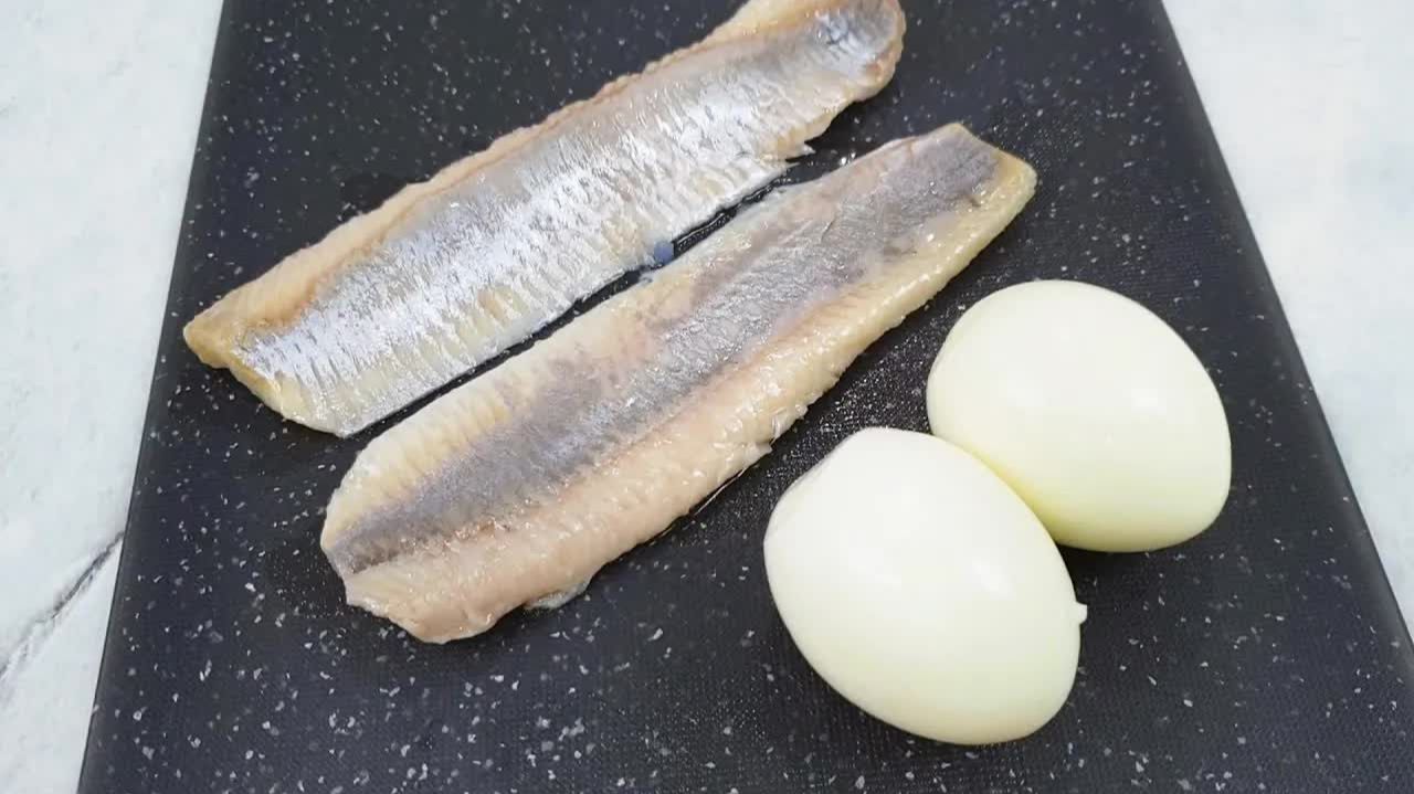 Я влюбилась в этот салат! Вкусный салат из селедки и яиц. Съедается сразу! смотреть онлайн