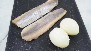 Я влюбилась в этот салат! Вкусный салат из селедки и яиц. Съедается сразу!