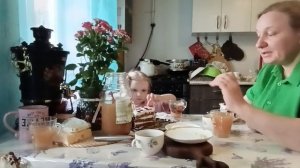 ПРИЕХАЛИ ДОМОЙ С ВКУСНЯШКАМИ, ПРОБУЮ СЫР С ПЛЕСЕНЬЮ.