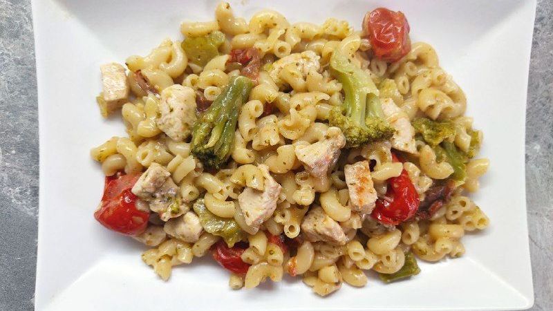 Яркие макароны с овощами и сливками в соусе песто смотреть онлайн