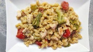 Яркие макароны с овощами и сливками в соусе песто